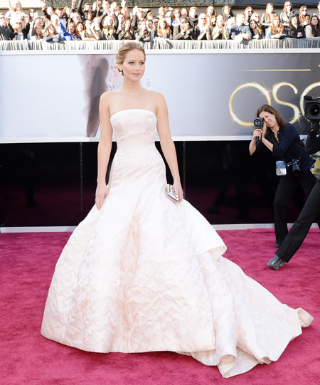 Белое вечернее платьекуда носить, чем украсить. Фото звезд