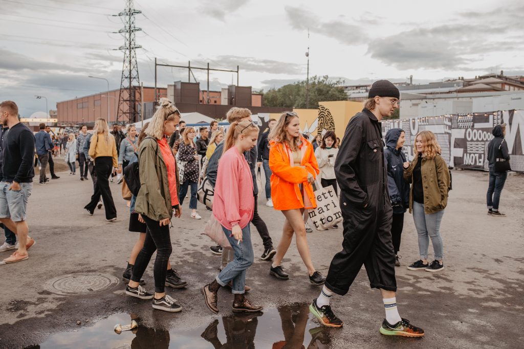 
      Цвет, кроссовки, оверсайз: луки гостей фестиваля Flow    