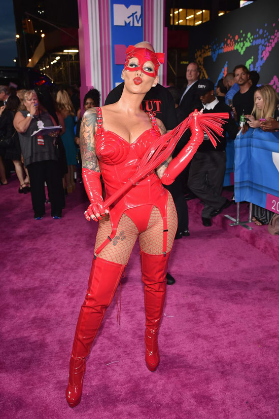 Яркие цвета и необычные образы на церемонии награждения VMA 2018