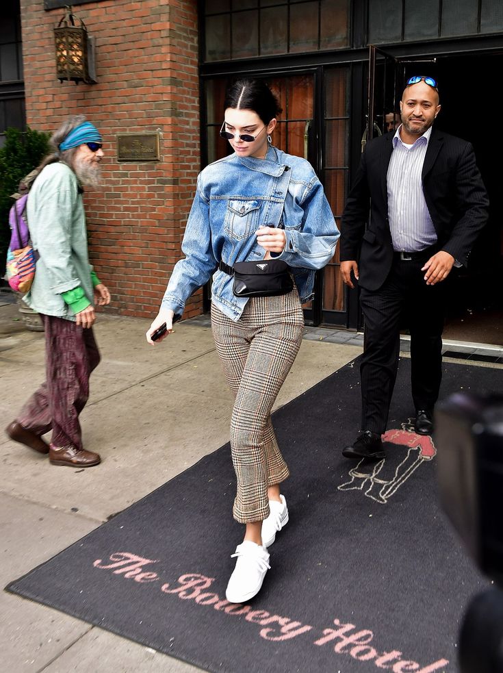 Комфорт важнее: с чем носить и как сочетать сумку на поясе?