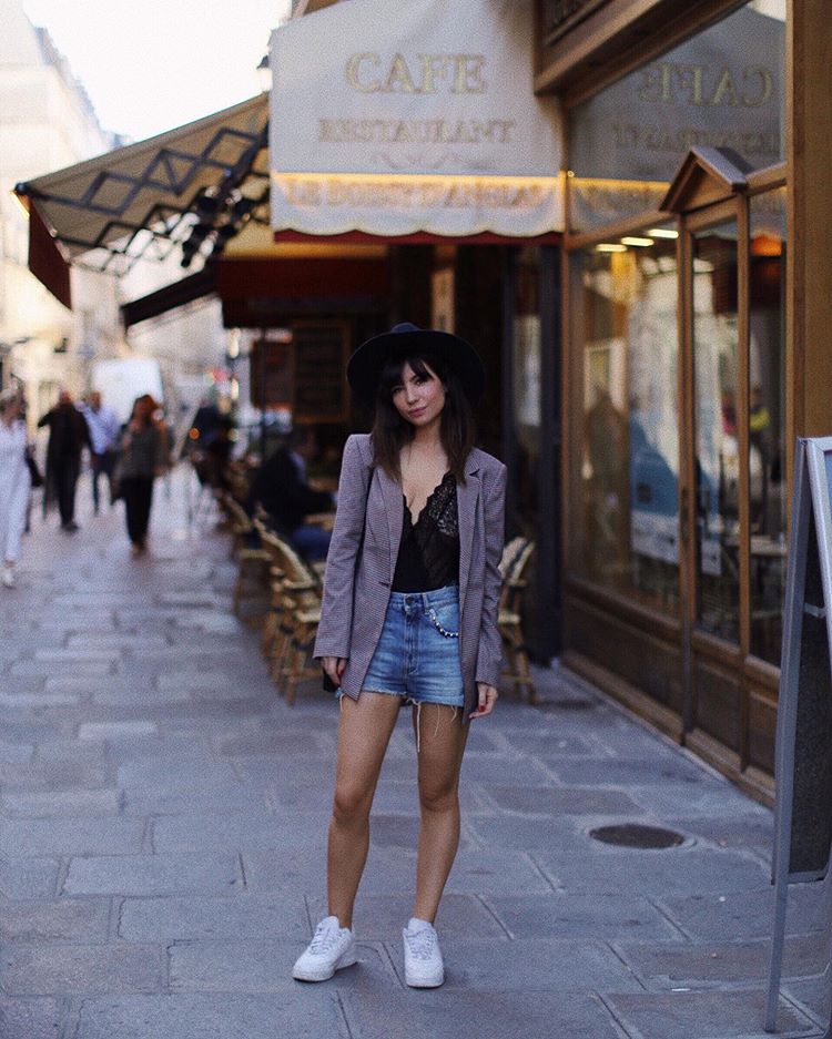 Как одеваются французские модницы в сентябре 2019 года: свежие образы